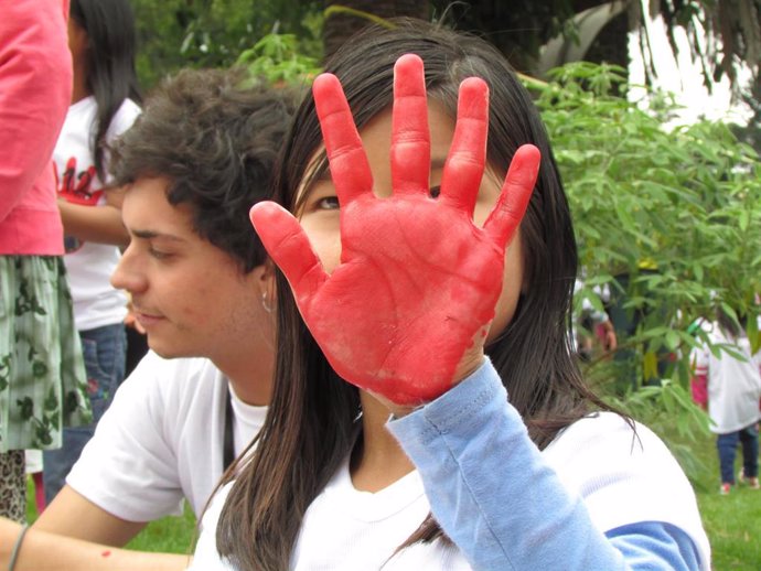 Día de las Manos Rojas para pedir el fin del reclutamiento de niños en Colombia