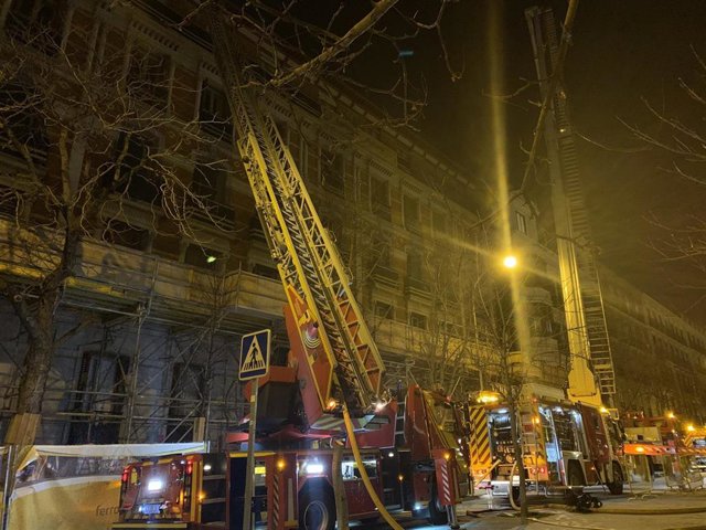 Imagen de dotaciones de bomberos sofocando un incendio en un edificio colindante a la sede del Tribunal Superior de Justicia de Madrid (TSJM).