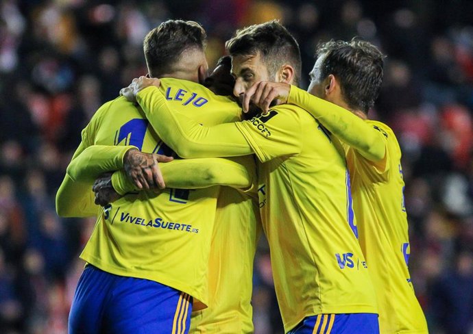 Los jugadores del Cádiz Iván Alejo y José Mari celebran un gol en LaLiga SmartBank contra el Rayo Vallecano en Vallecas