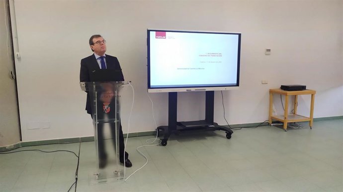 El rector de la Universidad de Castilla-la Mancha (UCLM), Miguel Ángel Collado.