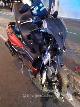 Moto accidentada en la avenida Luis de Morales