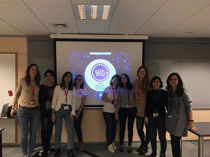 El Equipo De Boehringer Ingelheim Y Young IT Girls Durante Un Encuentro