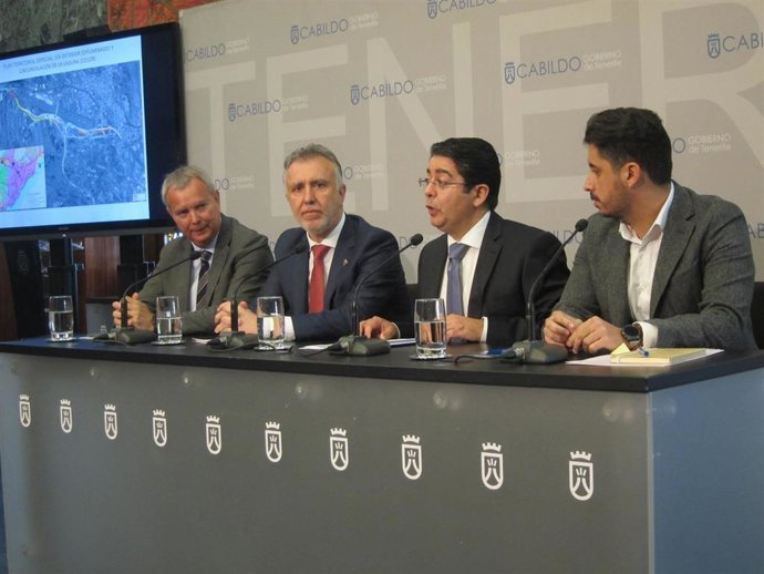 El presidente de Canarias, Ángel Víctor Torres; el presidente del Cabildo de Tenerife, Pedro Martín; el consejero de Obras Públicas, Transportes y Vivienda, Sebastián Franquis, y el alcalde de La Laguna, Luis Yeray Gutiérrez.