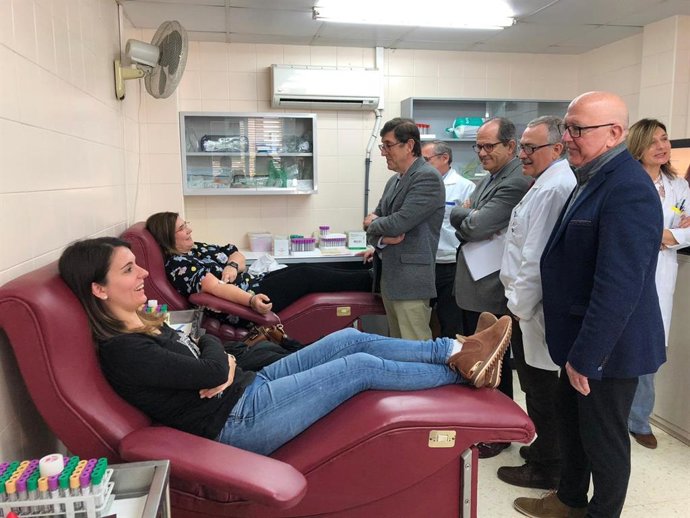 El consejero de Salud, Manuel Villegas, en el Centro de Hemodonación de Cartagena