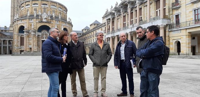 El Grupo Parlamentario asturiano y Municipal de Ciudadanos visitan la Laboral acompañados de representantes de la Asociación de Antiguos Alumnos