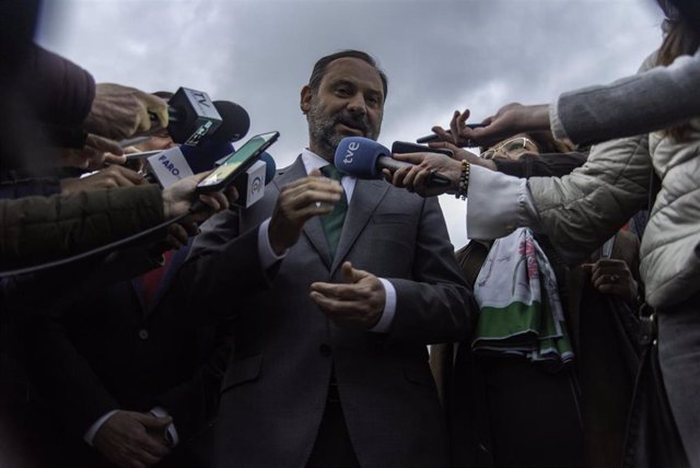El Ministro de Fomento, José Luis Ábalos, atiende a los medios en una imagen de archivo