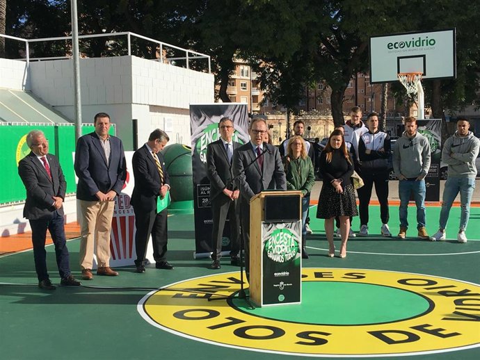 El director general de Medio Ambiente, Francisco Marín, durante su intervención en el acto de entrega del premio de reciclaje de cristal promovido por la Comunidad Autónoma y la empresa Ecovidrio