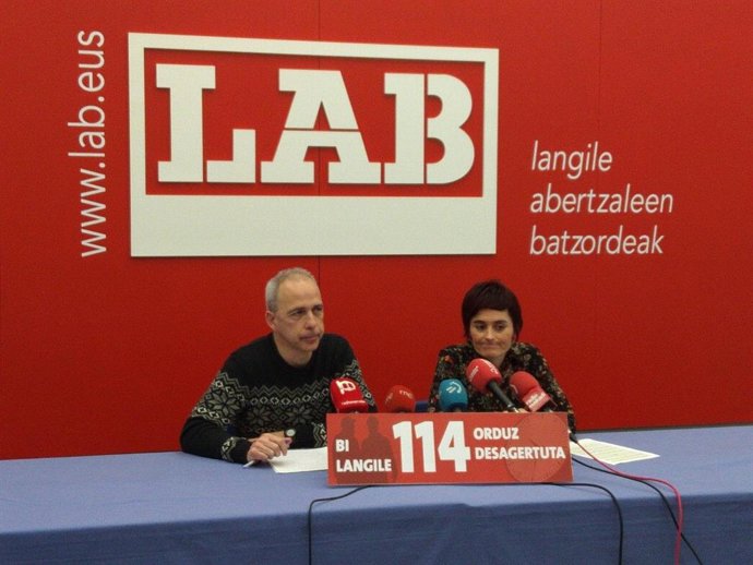 La secretaria general de LAB, Garbiñe Aranburu, y el secretario de Acción SIndical y Negociación Colectiva, Xabier Ugartemendia, en rueda de prensa en Bilbao.