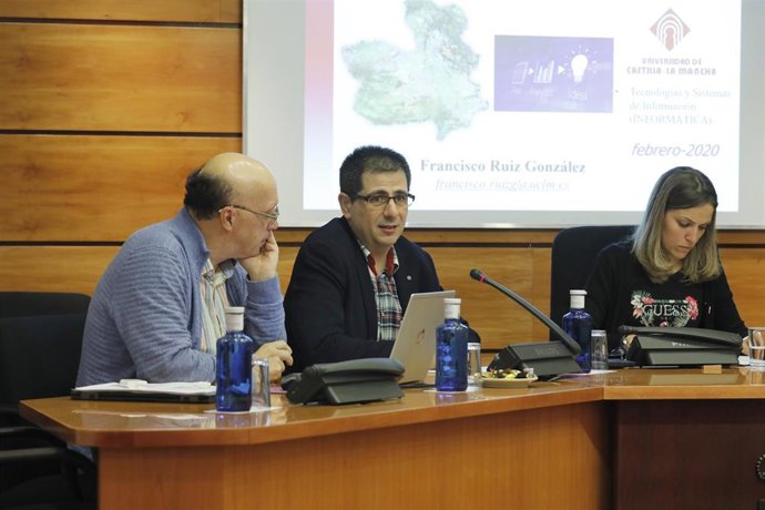 El catedrático del Departamento de Tecnologías y Sistemas de la Información de UCLM, Francisco Ruiz, y el profesor de Geografía Humana y Director del Departamento de Geografía y Ordenación del Territorio de  UCLM, Ángel Raúl Ruiz, comparecen en las Cort