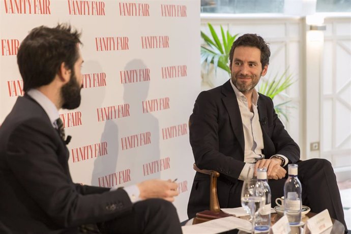 El expresidente del PP de Gipuzkoa y exportavoz del Partido Popular en el Parlamento vasco, Borja Semper (d), durante un desayuno informativo de Vanity Fair en el hotel Orfila de Madrid.