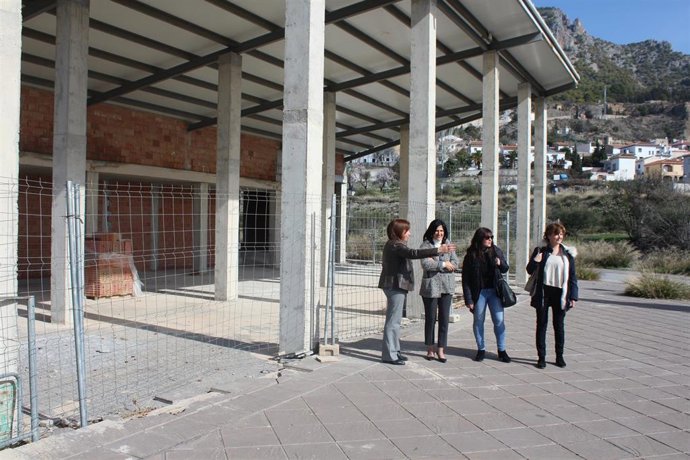 Imagen de la visita de Inmaculada López-Calahorro a las actuaciones del PFEA en Nigüelas