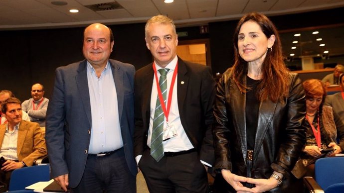El presidente del EBB del PNV, Andoni Ortuzar, el Lehendakari, Iñigo Urkullu, y la presidenta del Parlamento Vasco, Bakartxo Tejeria, en un acto