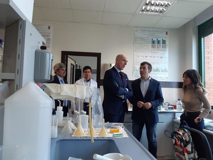 El Alcalde De León, José Antonio Diez, Durante Su Visita En El Instituto De Biotecnología (Inbiotec), En Presencia Del Director Del Inbiotec, Carlos Barreiro, Y El Rector De La Universidad De León, Juan Francisco García Marín.