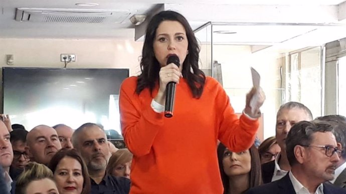 La portaveu de Cs al Congrés i candidata a la presidncia del partit, Inés Arrimadas, en declaracions durant una trobada amb afiliats de la formació a l'Hospitalet de Llobregat (Barcelona)