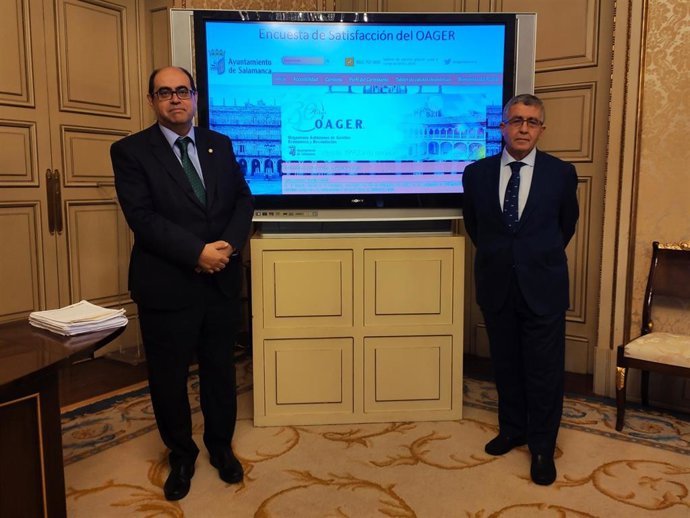 Fernando Rodríguez (i) y Valentín Pérez (d) en la presentación del informe del OAGER.