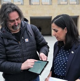 El Ayuntamiento de Logroño activa 15 zonas wifi gratuitas de alta velocidad en diferentes puntos de la ciudad. La concejala Esmeralda Campos ha presentado la iniciativa en la Plaza del Ayuntamiento.
