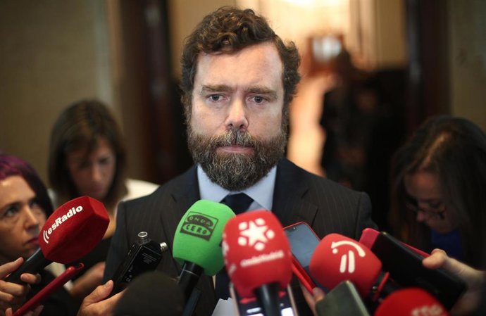 El portavoz de Vox en el Congreso, Iván Espinosa de los Monteros, atiende a los medios de comunicación tras la junta de Portavoces del Congreso