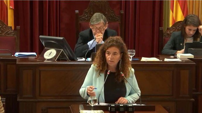 La portavoz del Govern, Pilar Costa, en el Parlament.