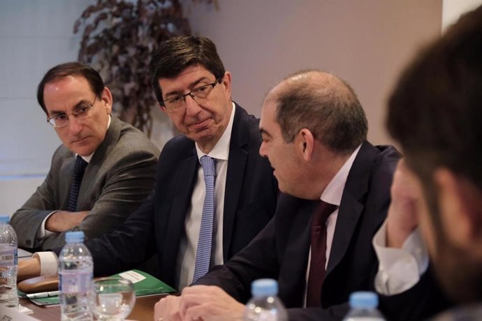 El vicepresidente de la Junta y portavoz de Ciudadanos (Cs) en Andalucía, Juan Marín, junto al presidente de la CEA, Javier González de Lara, y el presidente de ATA, Lorenzo Amor.