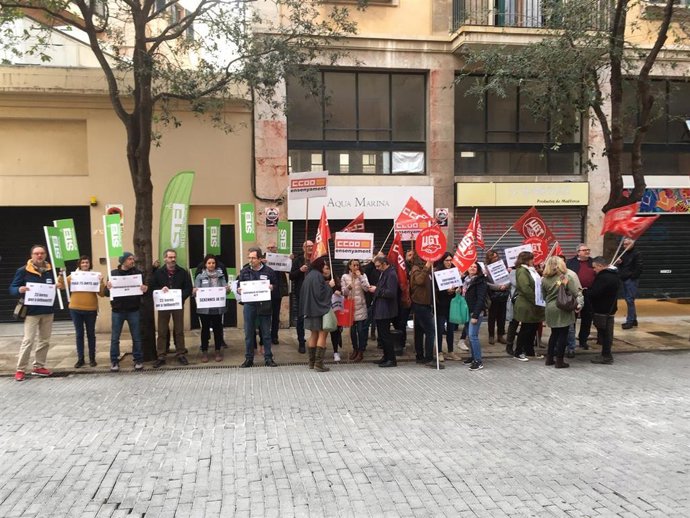 Manifestación ante las puertas del Parlament para reclamar el cumplimiento de los acuerdos de la concertada