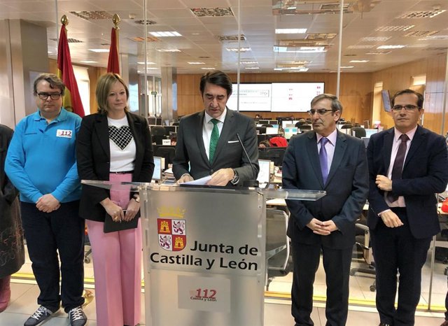 En el centro, el consejero de Fomento y Medio Ambiente, Juan Carlos Suárez-Quiñones, presenta el balance de actuaciones del Servicio de Emergencias 112 de Castilla y León.