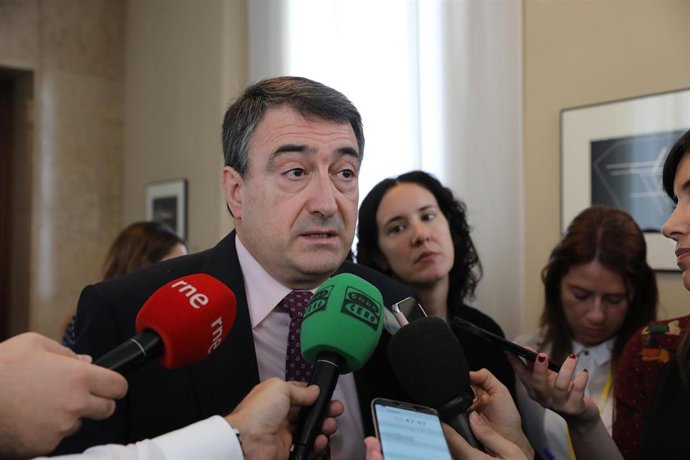 El portavoz del PNV en el Congreso de los Diputados, Aitor Esteban, atiende a los medios de comunicación en el Congreso