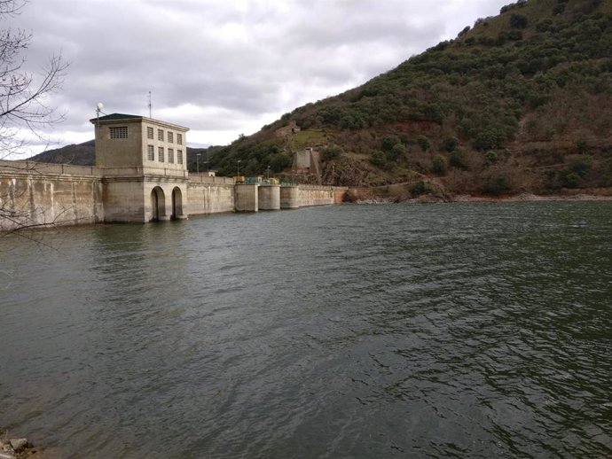 Embalse de Mansilla con la presa al fondo