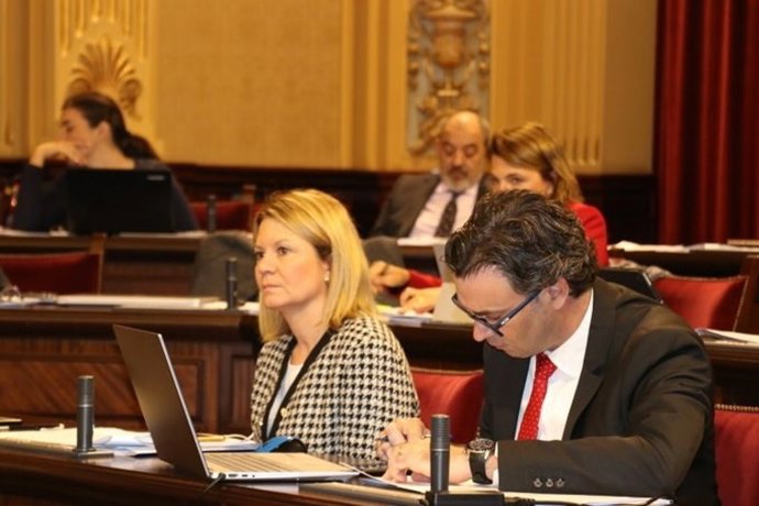 Los diputados del PP Núria Riera y Antoni Costa en el Parlament.