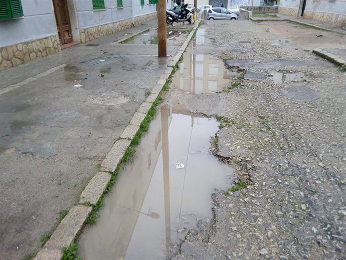 Socavón en una calle de Camp Redó.