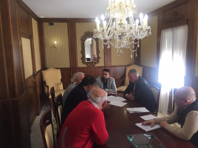 El responsable del área de Servicios Económicos, Hacienda y Recaudación de Diputación, Juan Carlos Ruiz Boix, en una reunión en el Ayuntamiento de Trebujena