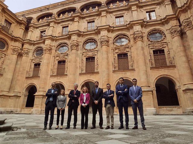 Equipo rectoral y directivo de la UPSA en la sede central de la institución.