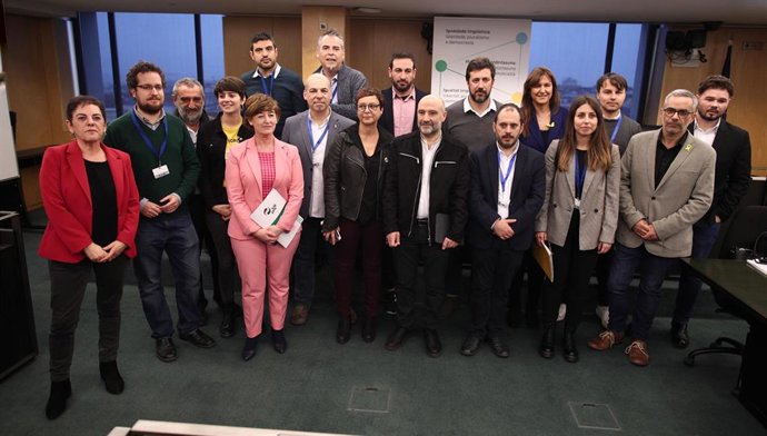Foto de los participantes en la reunión sobre Igualdad Lingüística, entre los que se encuentran representantes de entidades sociales en defensa del aragonés, asturiano, catalán y euskera además de diputados de ERC; EHBildu; JxCAT; BNG y Galicia en Común.