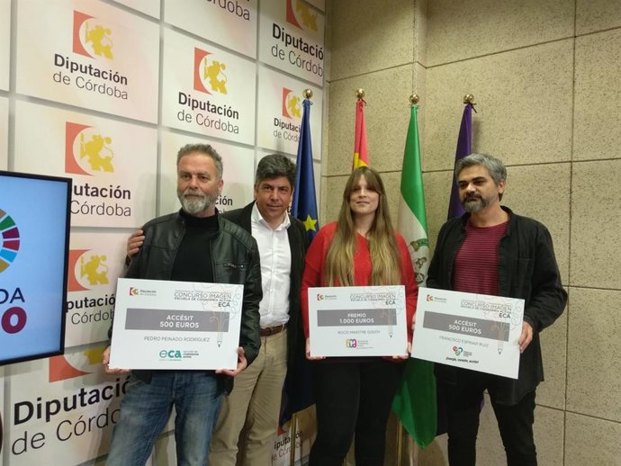 Rafael Llamas (segundo por la dcha.) junto a los tres galardonados