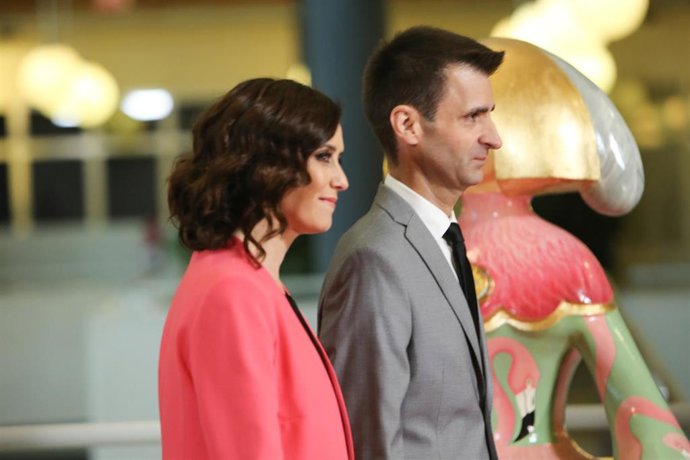 Imagen de la presidenta de la Comunidad de Madrid, Isabel Díaz Ayuso, junto al director general de Telemadrid, José Pablo López.