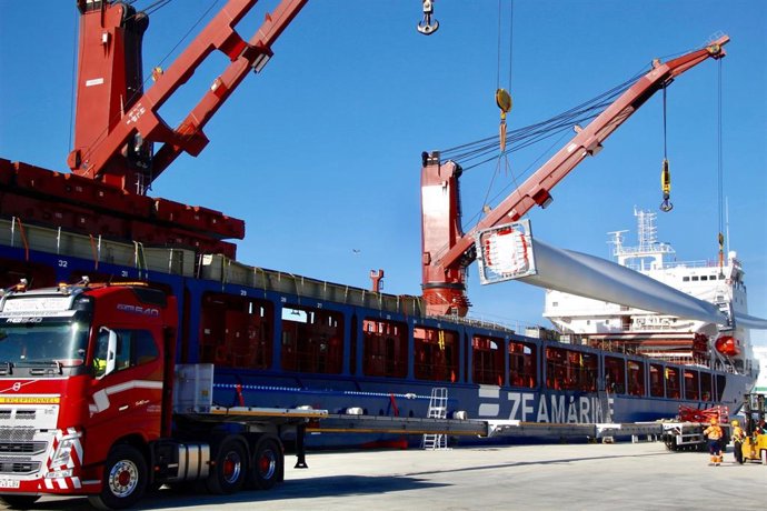 Imagen del proceso de carga de las palas de aerogeneradores