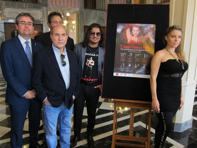 El concejal Jesús Pacheco junto al director artístico de la Cumbre Flamenca, Antonio Parra, y los artistas El Carpeta y La Serreta