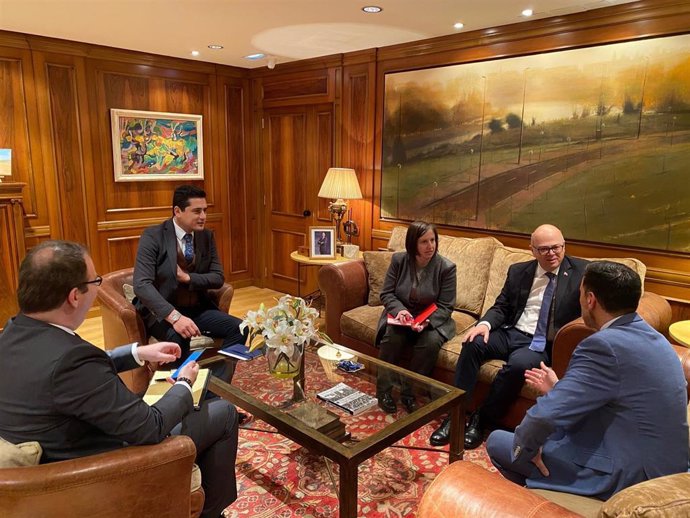 Visita del embajador de Turquía al Parlamento riojano