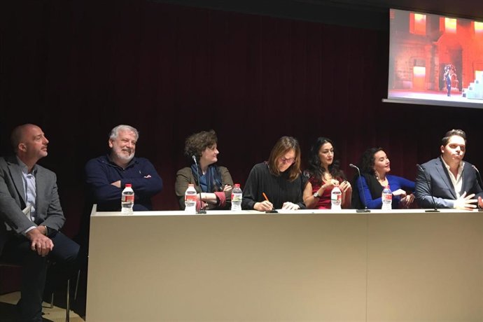 El director musical, Philippe Auguin, el director artístico del Liceu, Víctor Garcia de Gomar, el tenor Paolo Fanale, la soprano Myrt Papatanisiu, la mezzosoprano Stéphanie d'Oustrac y la encargada de la reposición de la producción, Marie Lambert.