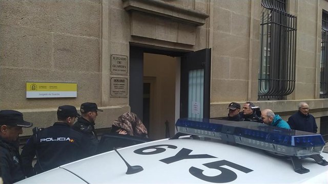 Momento en el que uno de los detenidos, con la cabeza cubierta, es puesto a disposición judicial.