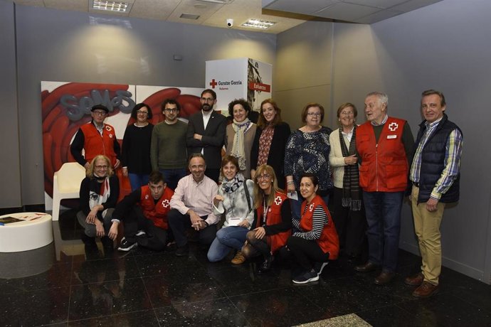 Representantes del Departamento de Derechos Sociales y Cruz Roja Navarra durante la visita al proyecto 'Espacio activo'