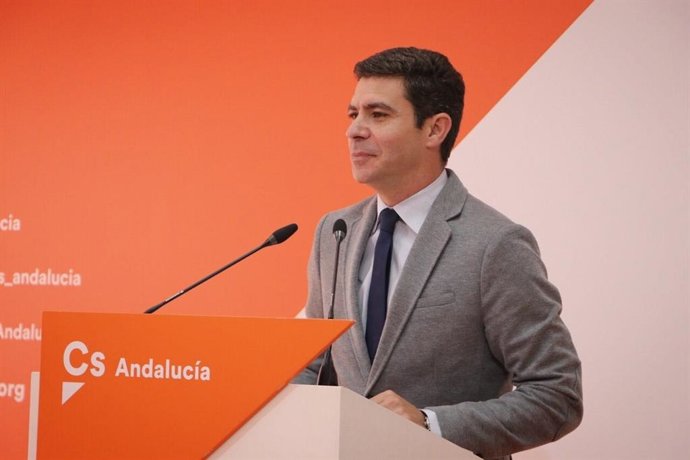 El portavoz parlamentario de Cs, Sergio Romero, en rueda de prensa.