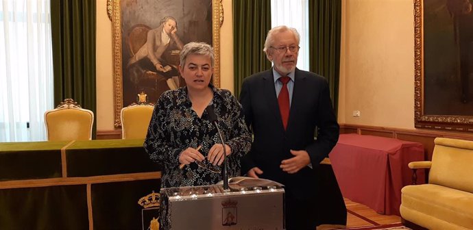 La alcaldesa de Gijón, Ana González, y el presidente de la SIBI, Marcelo Palacios, durante la presentación del XI Congreso Internacional de Bioética