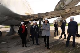 La presidenta del Consell, Catalina Cladera, en la visita a la base aérea de Son Sant Joan.