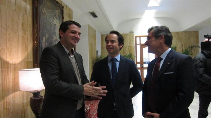 El alcalde de Córdoba con representantes del Colegio de Ingenieros Agrónomos