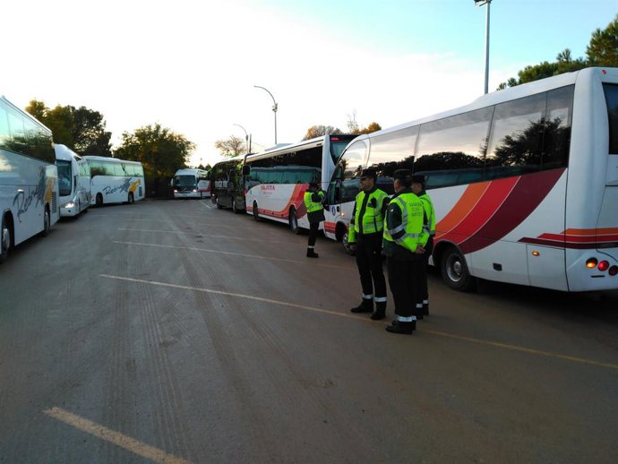 Guardias civiles junto a autobuses de transporte escolar en una imagen de archivo.