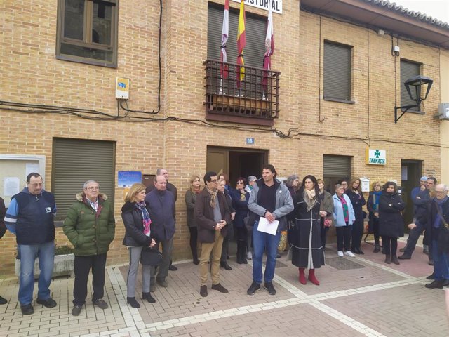 Alrededor de 50 personas se han concentrado en la localidad palentina de Husillos contra el suceso del bebé al que sus padres arrojaron presuntamente al río.