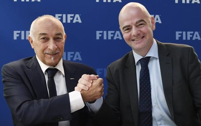 Philippe Piat (FIFPRO) y Gianni Infantino (FIFA)