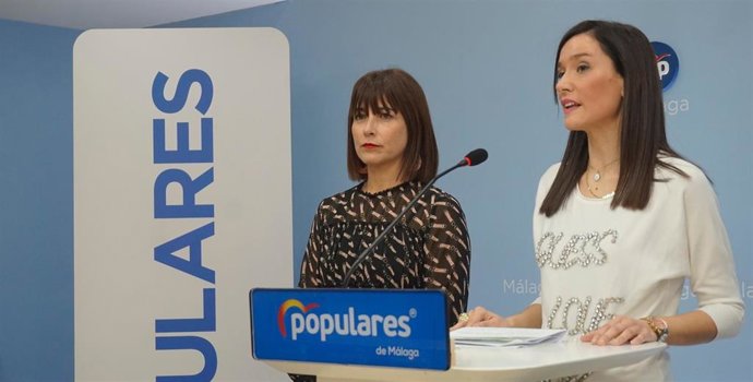 Ruth Sarabia, concejal del PP en el Ayuntamiento de Málaga (i) junto a la edil y vicesecretaria del PP en la capital, Elisa Pérez de Siles (d).