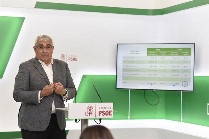 El portavoz socialista de Hacienda en el Parlamento andaluz, Antonio Ramírez de Arellano, en rueda de prensa.