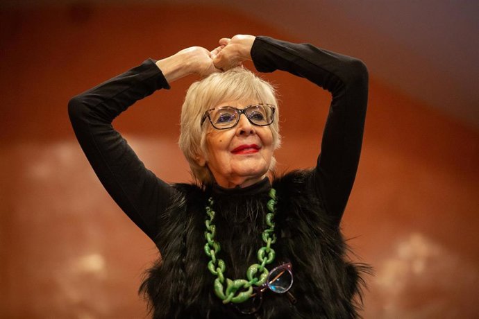 La actriz Concha Velasco posa en la presentación de su obra `El Funeral, cuyo director es su hijo Manuel Martínez Velasco, en el Teatro Borrs, en Barcelona (España), a 11 de febrero de 2020.